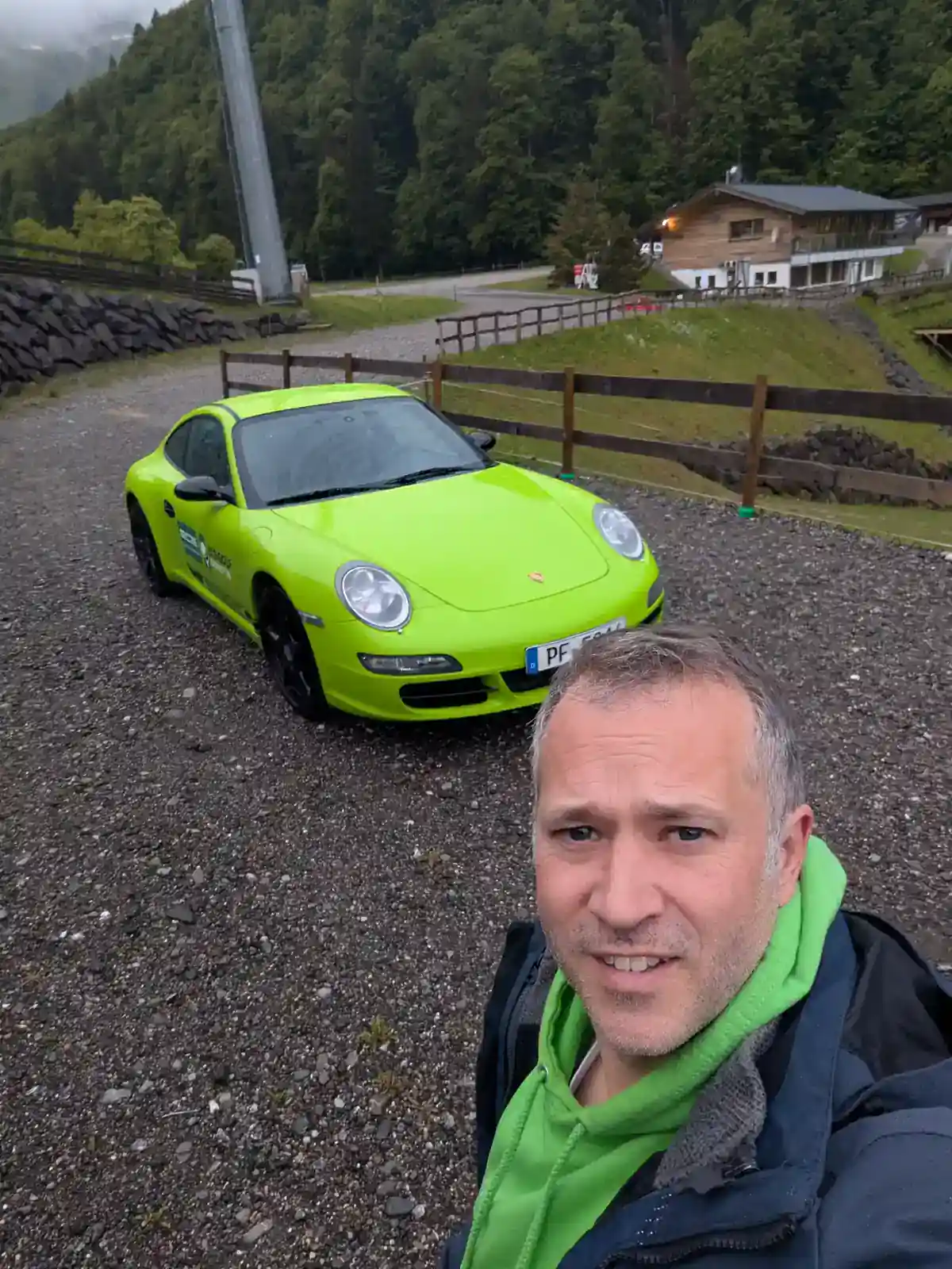 Detailmoment eines Golfturniers mit Gästen und Turnierkulisse